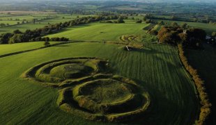 Tara mägi (Hill of Tara), kuninglike rituaalide läbiviimispaik Iirimaal.